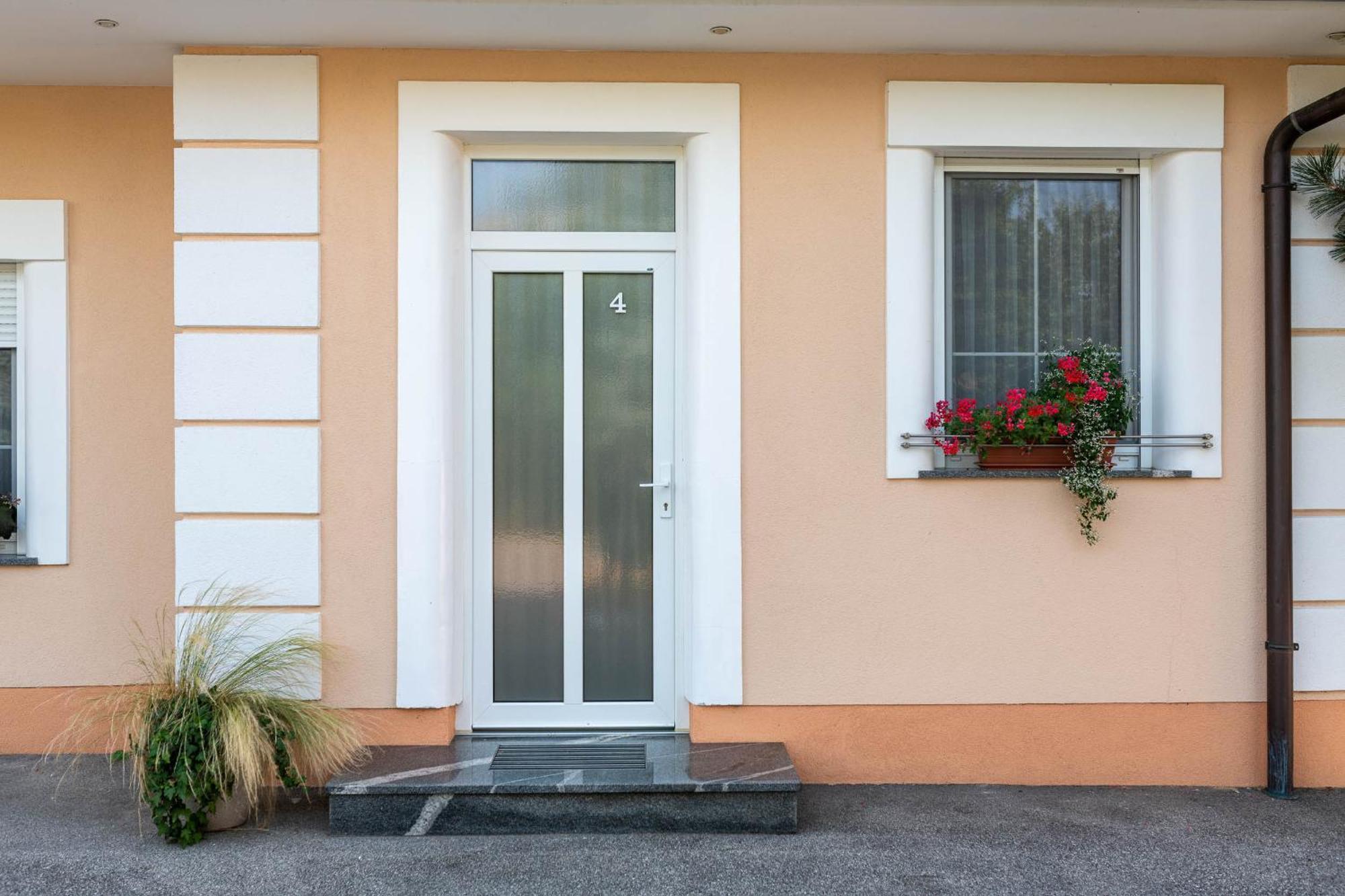 Apartmaji In Sobe Ramar Straza ภายนอก รูปภาพ